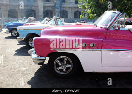 Line-up von amerikanischen Oldtimern in Havanna, Kuba Stockfoto