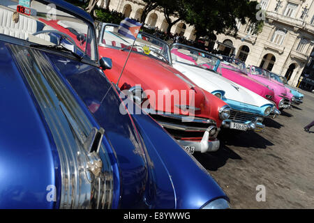 Line-up von amerikanischen Oldtimern in Havanna, Kuba Stockfoto