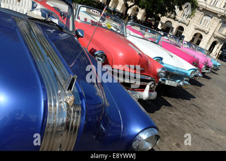 Line-up von amerikanischen Oldtimern in Havanna, Kuba Stockfoto