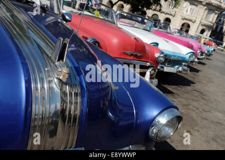 Line-up von amerikanischen Oldtimern in Havanna, Kuba Stockfoto