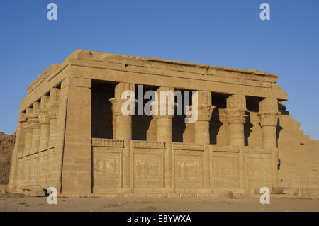 Ägypten. Dendera. Tempel-Komplex. Römische Geburtshaus des Mammisi. C. 350 BC. Hauptstädte mit Gottes Bes herauszufinden. Stockfoto