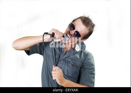 Junge caucasian Rock-Sänger auf dem weißen Hintergrund Stockfoto