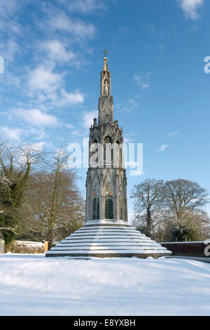 Eleanor Cross unter Schnee am Sledmere in East Yorkshire Stockfoto