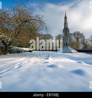 Eleanor Cross unter Schnee am Sledmere in East Yorkshire Stockfoto