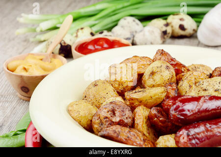 Neu gebackene Kartoffel in der Schale mit Gemüse gebraten Stockfoto