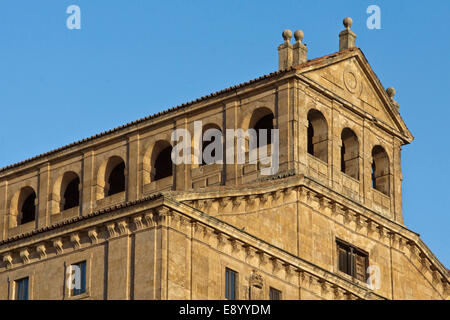 La Cleraçia, Salamanca, Castilla y León, Spanien: Blick auf die lange Galerie, ein 3-geschossiges barocken Kreuzgang. Stockfoto