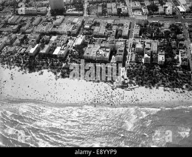 Luftaufnahme von Miami Beach, aufgenommen vom Goodyear-Blimp, bietet einen Blick aus der Vogelperspektive auf den Strand und die Umgebung. Das Bild zeigt die Landschaft und die Küste dieses berühmten amerikanischen Reiseziels. Stockfoto