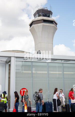 Saint St. Louis Missouri, Lambert-St. Louis International Airport, STL, Terminal, außen, Kontrollturm, Shuttle-Bus-Haltestelle, ankommender Passagier, Gepäck, Mann m Stockfoto