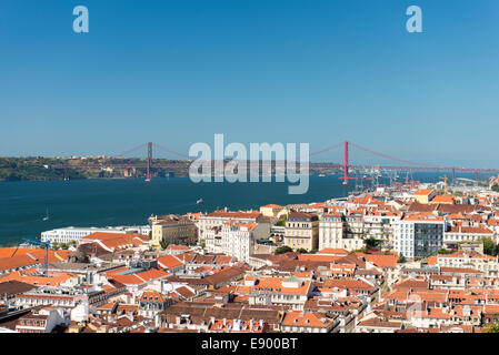 Portugal Lissabon Panorama Blick vom Castelo de Sao Jorge über Stadt zum Fluss Tejo Rio Tejio Ponte 25 de Abril Hängebrücke Stockfoto