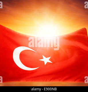 Türkische Flagge vor hellem Himmel Stockfoto