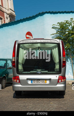 Portugal Lissabon Baixa - Silber grau grau Leichenwagen Funeraria Capuchos außerhalb Krankenhaus geparkt - Gardinen Vorhänge Stockfoto