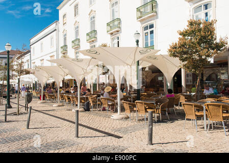 Portugal Algarve Tavira späten Bronzezeit Port umgebaut 18. Jahrhundert C Stadt Stadtzentrum Zentrum Bürgersteig Café Restaurant Sonnenschirme Stockfoto