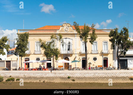 Portugal Algarve Tavira späten Bronzezeit Port umgebaut 18. C Fluss Gilao Bank Restaurante Beira Rio, The Black Anchor Irish Bar Stockfoto