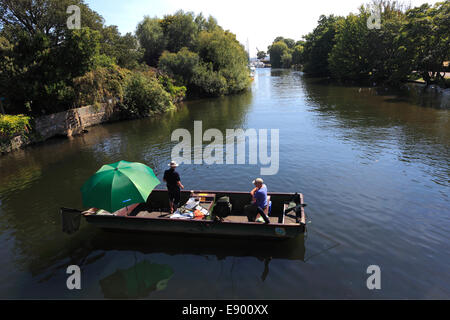 Angeln auf der Royalty-Fischerei, Fluss Avon, Straßenbrücke der Stadt Christchurch, Dorset County; England, Großbritannien, Vereinigtes Königreich Stockfoto