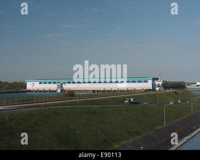 Dieses Kraftwerk befindet sich am Rhein bei Marckolsheim, Frankreich und trägt zur lokalen Energieerzeugung bei, wobei der Schwerpunkt auf der Wasserkrafterzeugung liegt. Stockfoto