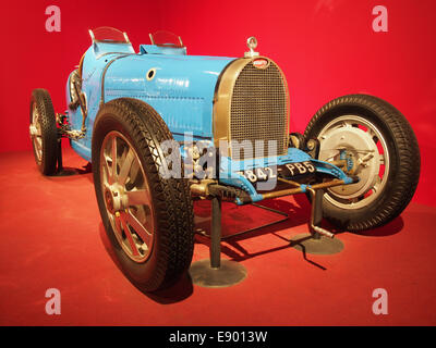 Der 1929 Bugatti Type 35B ist ein klassischer Sportwagen mit einem 8-Zylinder-Motor mit 140 PS, der Geschwindigkeiten von bis zu 210 km/h erreichen kann Er ist bekannt für seine Leistung und sein Design in der frühen Automobilgeschichte. Stockfoto