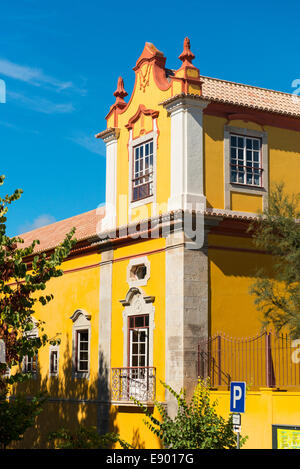 Portugal Algarve Tavira alte Stadt Pousada Convento da Graca typische klassische gelbe Fassadenarchitektur Gebäude Kloster Stockfoto