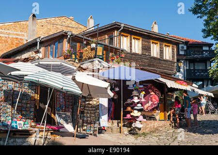 NESSEBAR, Bulgarien - 21. Juli 2014: Kleine Souvenirläden in alt Nessebar. Beliebte touristische Stadt an der bulgarischen Schwarzmeerküste Stockfoto