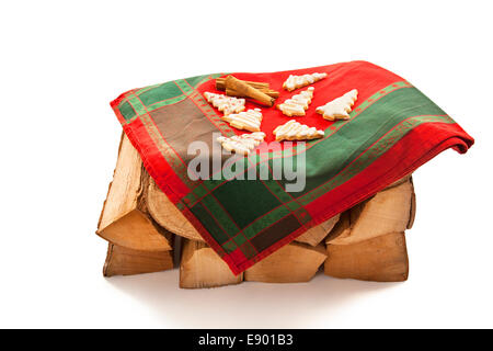 Weihnachtsbaum-Cookies auf Stapel Brennholz Stockfoto