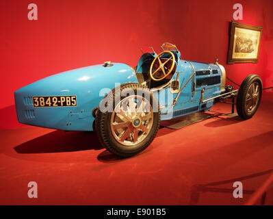 Der 1929 Bugatti Type 35B ist ein klassischer Sportwagen, der für seinen 8-Zylinder-Motor mit 140 PS bekannt ist. Er war einer der erfolgreichsten Rennwagen seiner Zeit, der Geschwindigkeiten bis zu 210 km/h erreichte Stockfoto