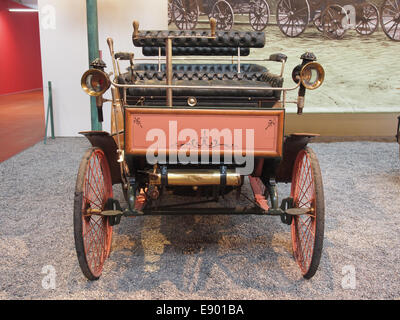 Der 1893er Peugeot Phaetonnet Type 8, ein Pionierfahrzeug mit Zweizylindermotor, 3 PS und einer Höchstgeschwindigkeit von 20 km/h. Dieses frühe Modell repräsentiert Peugeots frühen Beitrag zur Automobilindustrie. Stockfoto