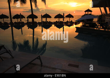 Vallarta Bay, Nacht, still, reflektiert, erstaunliche Farben, Sonnenuntergang, Sonnenuntergang, Mexiko, Puerto, Vallarta, Pazifik, Schwimmbad, Reflexionen, still Stockfoto