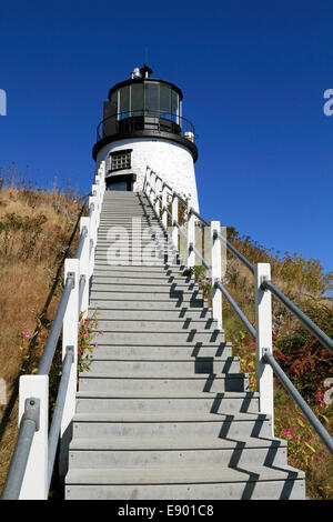 Owls Head Light, die sitzt bei der Eröffnung der Rockland Hafen und westlichen Penobscot Bay, Eulen Kopf, Maine, USA Stockfoto