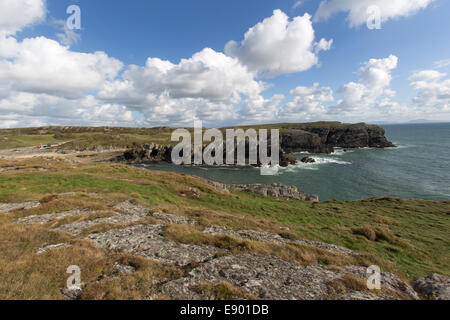 Wales Küstenweg in Nord-Wales. Malerische Aussicht auf den Küstenweg auf der Süd-West Küste von Anglesey "Holy Island. Stockfoto