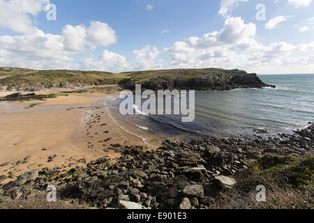 Wales Küstenweg in Nord-Wales. Malerische Aussicht auf den Küstenweg auf der Süd-West Küste von Anglesey "Holy Island. Stockfoto