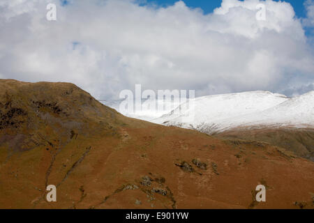 Sturm und Dusche Wolken über den Schnee begrenzt Gipfel des Lakelandpoeten vom Helm Crag über Grasmere Cumbria England Stockfoto