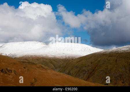 Sturm und Dusche Wolken über den Schnee begrenzt Gipfel des Lakelandpoeten vom Helm Crag über Grasmere Cumbria England Stockfoto