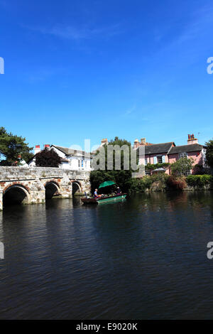 Angeln auf der Royalty-Fischerei, Fluss Avon, Straßenbrücke der Stadt Christchurch, Dorset County; England, Großbritannien, Vereinigtes Königreich Stockfoto