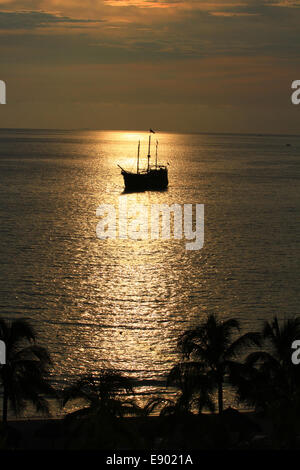 Vallarta Bay, riesige Bucht, Nachtzeit, still, reflektiert, Tolle Farben, Sonnenuntergang, Mexiko, Puerto, Pazifik, Silhouette, Schattenboot Stockfoto