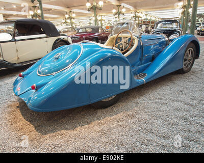 Der 1927 Bugatti Type 35B ist ein historischer Sportwagen mit einem 8-Zylinder-Motor mit 140 PS. Er kann Geschwindigkeiten von bis zu 210 km/h erreichen, was für seine Zeit eine bemerkenswerte Leistung ist. Stockfoto