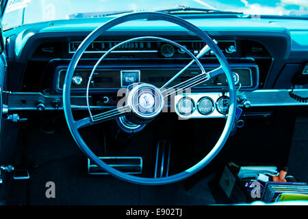 1966 Ford Galaxie 500 auf Bürgersteig Detail rühren Rad und Dash board Stockfoto