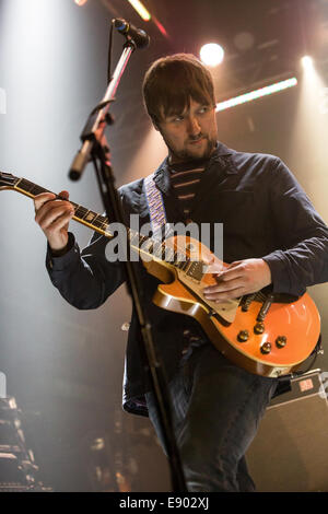 Mailand Italien. 15. Oktober 2014. Die britische Indie-Rock-Band KAISER CHIEFS führt bei Magazzini Generali während der "Bildung Bildung Bildung & Krieg Tour 2014" Credit: Rodolfo weitertransferiert/Alamy Live News Stockfoto