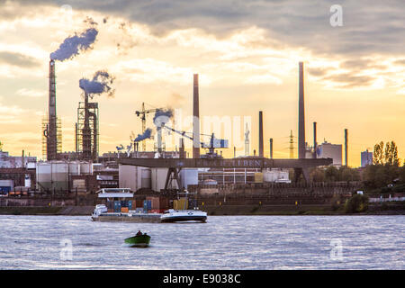 Chemische Industrieanlagen, Sachtleben Chemie, Duisburg-Homberg. Hersteller von Spezialchemikalien, Rhein Stockfoto