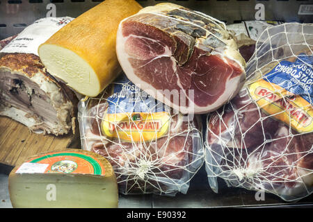 köstlich verlockende Anzeige der Schinken Käse & Schweinefleisch-Terrine im Fenster des kleinen Laden mit italienischen Aufschnitt zubereitete Speisen Stockfoto