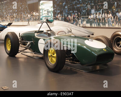 Der 1961 Lotus F1 Typ 18 wird von einem Vierzylindermotor mit 245 PS und einem Hubraum von 2495 cm3 angetrieben und erreicht eine Höchstgeschwindigkeit von 240 km/h. Dieses Fahrzeug ist ein legendäres Modell in der Formel-1-Renngeschichte. Stockfoto
