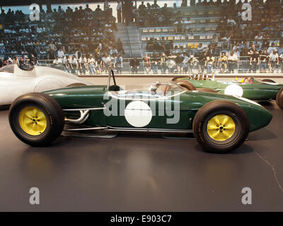 Der Lotus F1 Type 18 von 1961, ein Formel-1-Rennwagen mit 4 Zylindern, ist im zweiten Bild zu sehen. Mit 245 PS und einer Höchstgeschwindigkeit von 240 km/h steht dieses Fahrzeug für die fortschrittliche Technik des Motorsports der frühen 1960er Jahre. Stockfoto