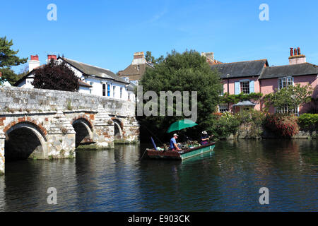 Angeln auf der Royalty-Fischerei, Fluss Avon, Straßenbrücke der Stadt Christchurch, Dorset County; England, Großbritannien, Vereinigtes Königreich Stockfoto