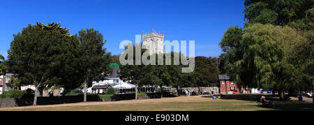 Sommer-Blick über Christchurch Priory, Stadt Christchurch, Dorset County; England, Großbritannien, Vereinigtes Königreich Stockfoto