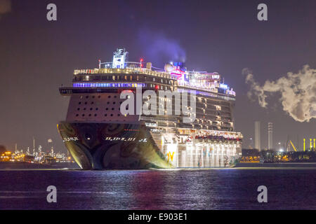 Nächtliche Abfahrt von Norwegian Getaway Kreuzfahrtschiff der Norwegian Cruise Line (NCL) vom Rotterdamer Hafen Holland Niederlande Stockfoto
