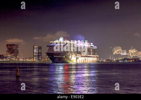 Nächtliche Abfahrt von Norwegian Getaway Kreuzfahrtschiff der Norwegian Cruise Line (NCL) vom Rotterdamer Hafen Holland Niederlande Stockfoto