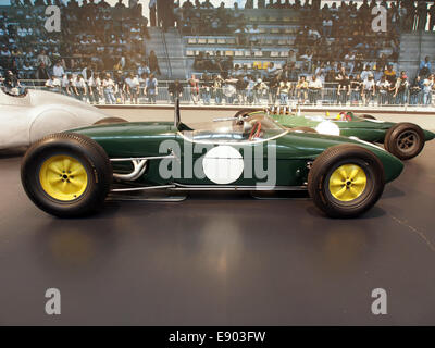 Ein 1961 Lotus F1 Typ 18, ausgestattet mit einem Vierzylindermotor mit 245 PS, der Geschwindigkeiten von 240 km/h erreichen kann, wird in diesem Bild aufgenommen. Stockfoto