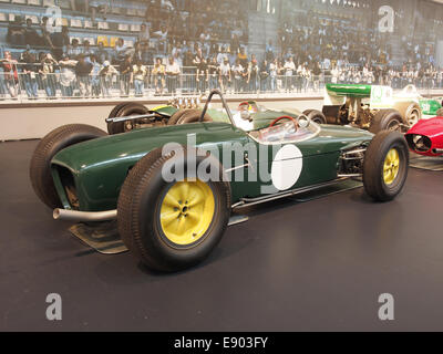 Der 1961 Lotus F1 Type 18 ist ein Formel-1-Rennwagen mit einem Vierzylindermotor mit 245 PS, der Geschwindigkeiten von bis zu 240 km/h erreichen kann Dieses Auto gehört zu Lotus' Rennvermächtnis. Stockfoto