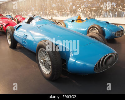 Der 1955 Gordini GP Typ 32 ist ein 8-Zylinder-Rennwagen, der für seine hohe Leistung bekannt ist. Er wurde mit einem 250-PS-Motor, einem Hubraum von 2473 cm3 und einer Geschwindigkeit von bis zu 270 km/h entwickelt, was die Innovation in der Motorsporttechnik Mitte des 20. Jahrhunderts widerspiegelt. Stockfoto