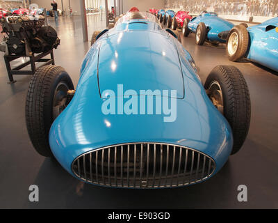 Der 1955 Gordini GP Typ 32 ist ein Rennwagen mit einem 8-Zylinder-Motor mit 250 PS und einem Hubraum von 2473 cm³, der eine Höchstgeschwindigkeit von 270 km/h erreicht Dieser Wagen ist ein bemerkenswertes Beispiel für Renntechnik aus der Mitte des 20. Jahrhunderts. Stockfoto