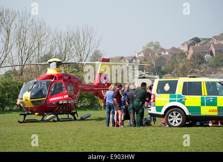 Die Cornwall Air Ambulance Teilnahme an einen Vorfall bei einem Rugby-Spiel in Cornwall, Großbritannien Stockfoto