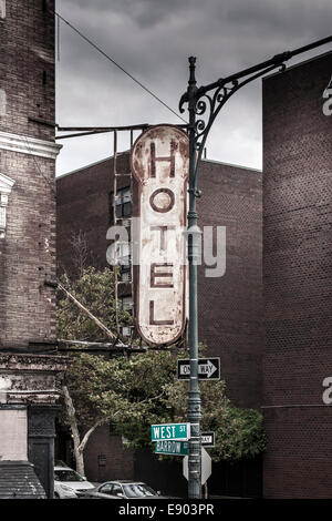 Ein Hotel in West Street in Lower Manhattan, New York City - USA Sign. Stockfoto